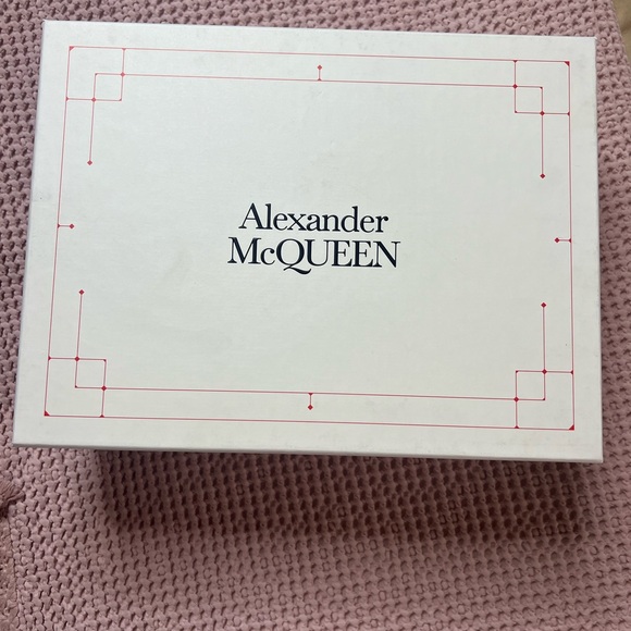 NEW IN Box Alexander McQueen White Rubber Pool Slides - Picture 9 of 9